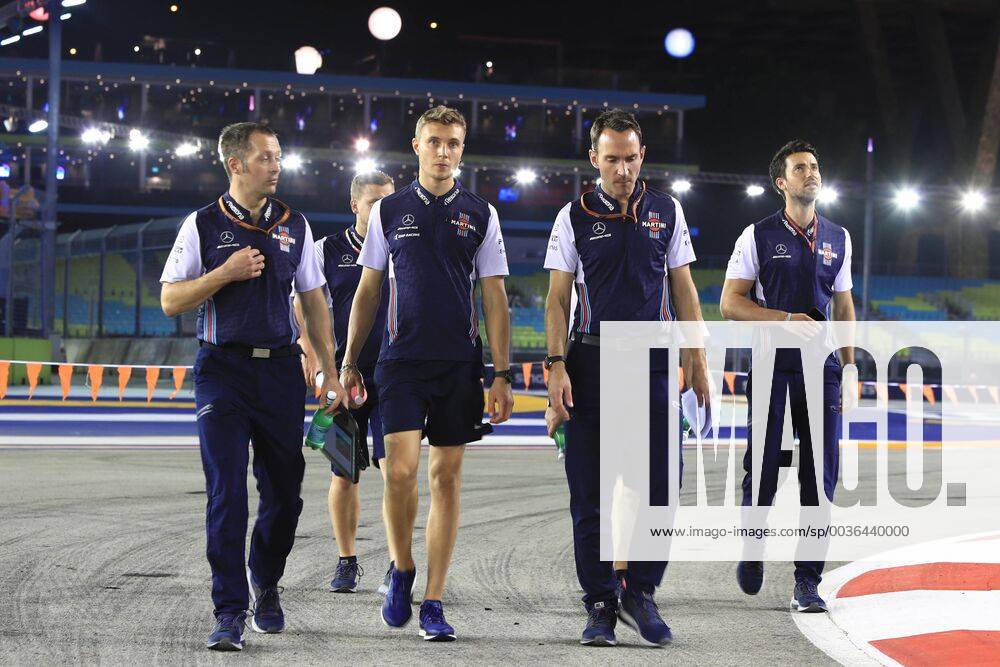 13th September 2018, Marina Bay Street Circuit, Singapore; Formula One Grand Prix of Singapore, driver arrivals and press conference PK Pressekonferenz Williams Martini Racing, Sergey Sirotkin walks the track ActionPlus12061881 Octane