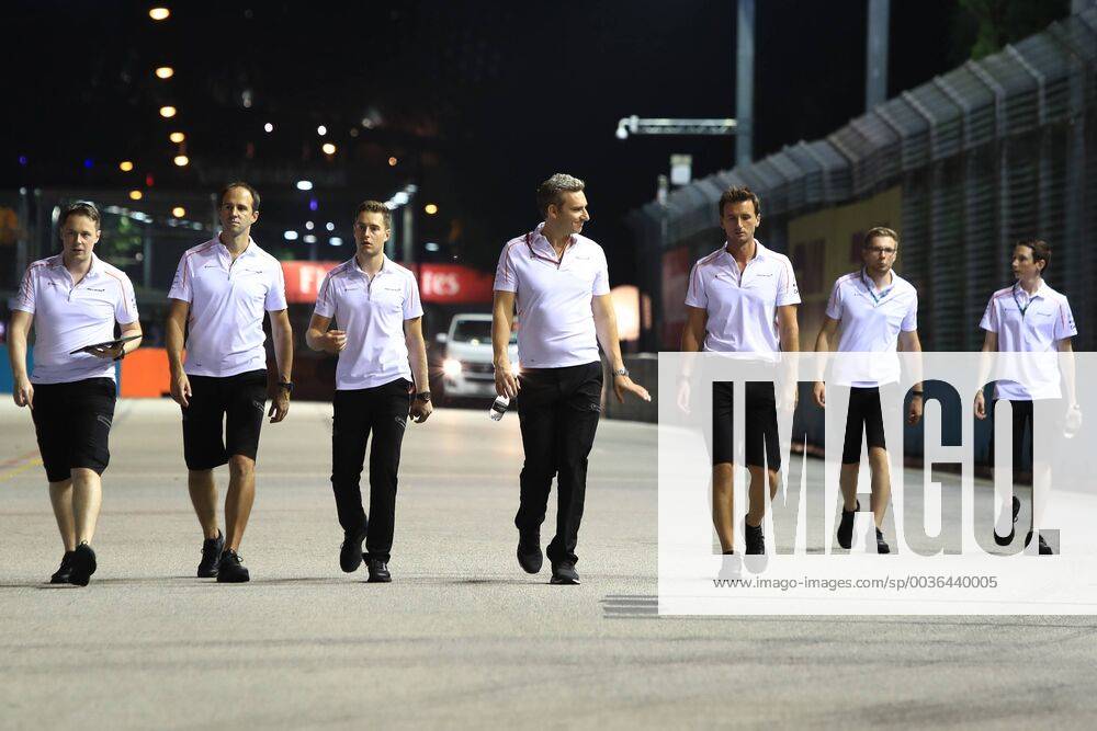 13th September 2018, Marina Bay Street Circuit, Singapore; Formula One Grand Prix of Singapore, driver arrivals and press conference PK Pressekonferenz McLaren, Stoffel Vandoorne walks the track ActionPlus12061886 Octane