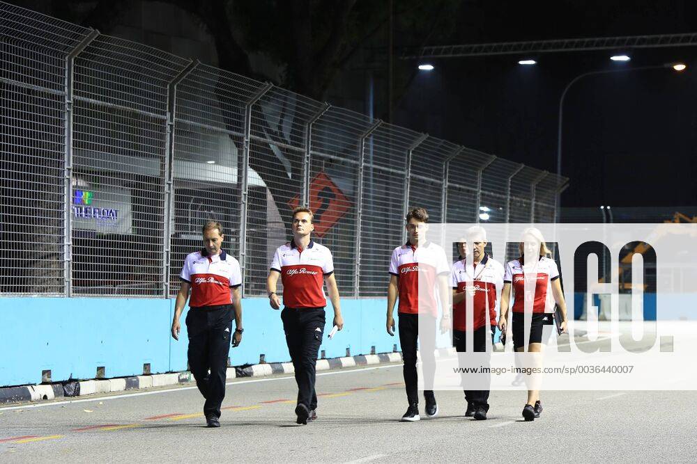 13th September 2018, Marina Bay Street Circuit, Singapore; Formula One Grand Prix of Singapore, driver arrivals and press conference PK Pressekonferenz Alfa Romeo Sauber F1 Team, Charles LeClerc walks the track ActionPlus12061888 Octane