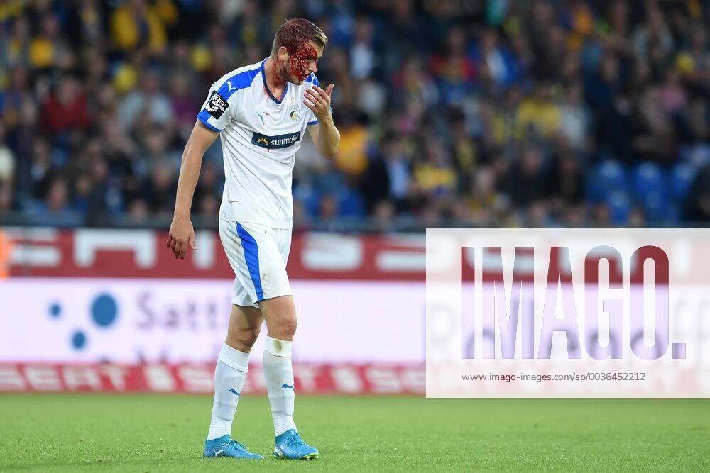 Soccer 3 Liga 07 Match Eintracht Braunschweig Carl Zeiss Jena on 14 09 2018 at the Eintracht Stadium in Braunschweig Marius Groesch Jena leaves the field bleeding MT