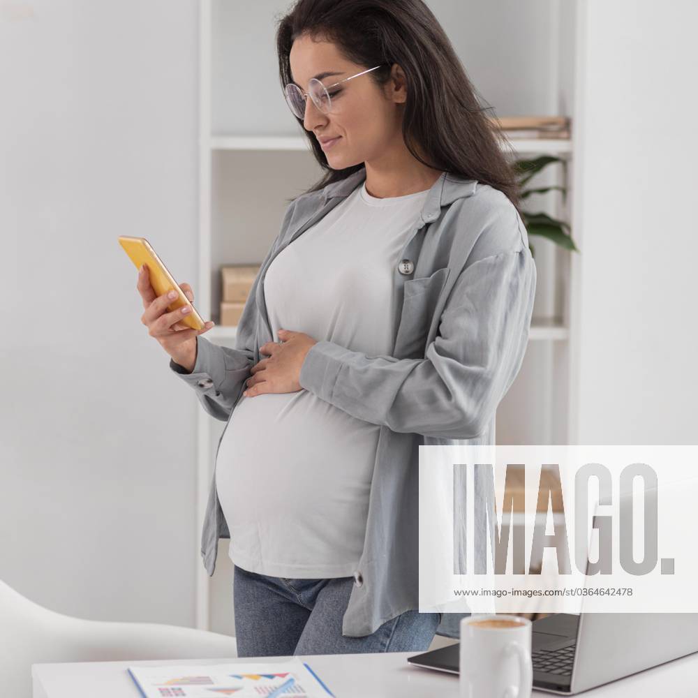 Side view Pregnant women Woman to House with Laptop Smartphone
