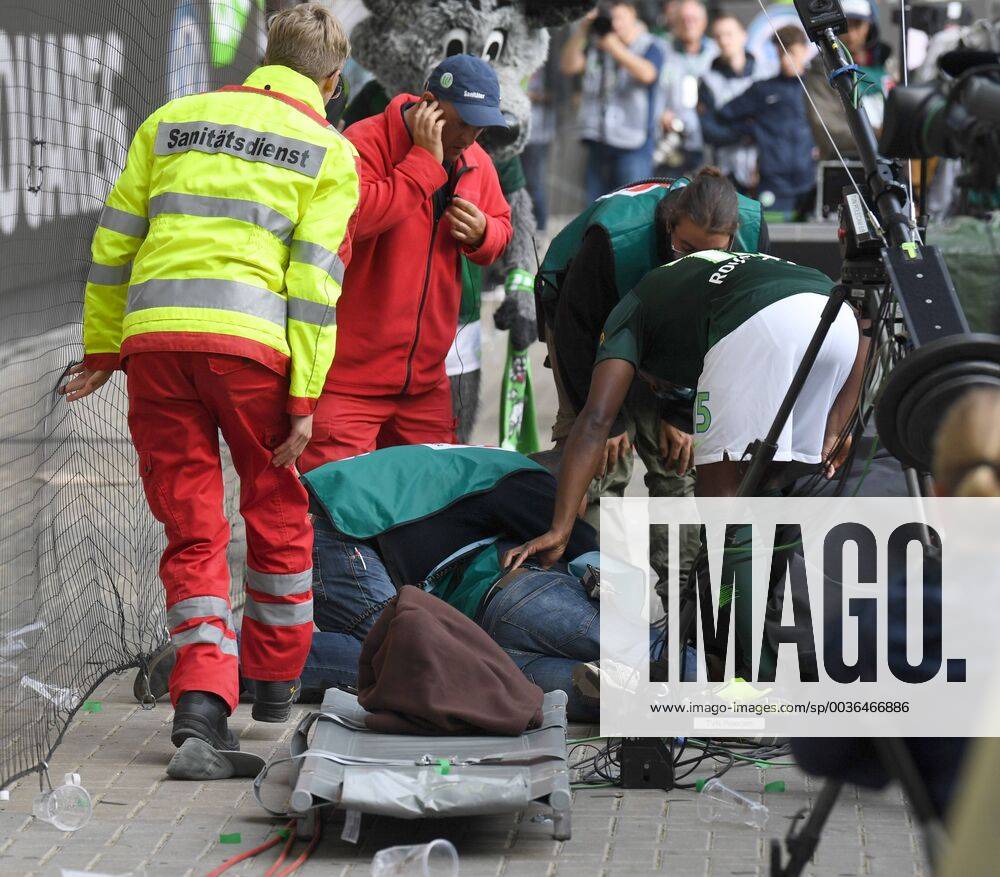 Soccer Mens Season 2018 2019 1 Bundesliga 3 Gameday VfL Wolfsburg Hertha BSC Jerome Roussillon out of the picture Wolfsburg hit a cameraman on the head who had to be treated DFL REGULATIONS PROHIBIT ANY US PHOTOGRAPH AS IMAGE SEQUENCES AND OR QUASI VIDEO 15 09 2018