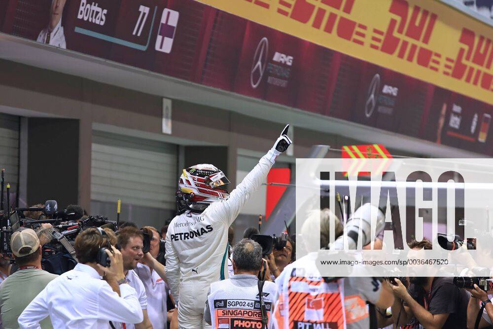 15th September 2018, Marina Bay Street Circuit, Singapore; Formula One Grand Prix of Singapore, Qualification; Mercedes AMG Petronas Motorsport, Lewis Hamilton takes pole for tomorrows race ActionPlus12062526 Octane