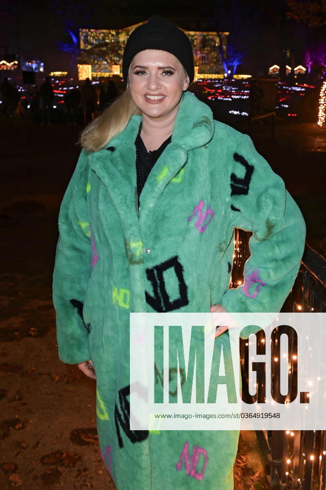 Sarah Knappik at the opening of Christmas in the Tierpark at Friedrichsfelde Palace in Tierpark Berlin Berlin, 15 11 2023 Foto:xF.xFuturexImagex weihnachten_tierpark_3115