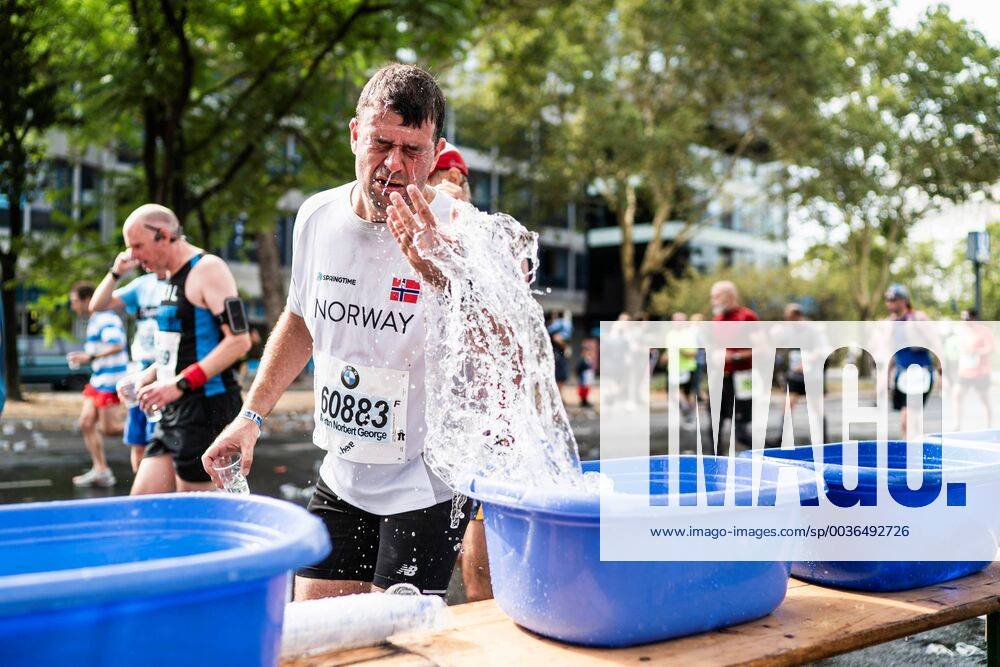Berlin Germany 16 09 2018 A runner refreshes himself at the Berlin Marathon 2018