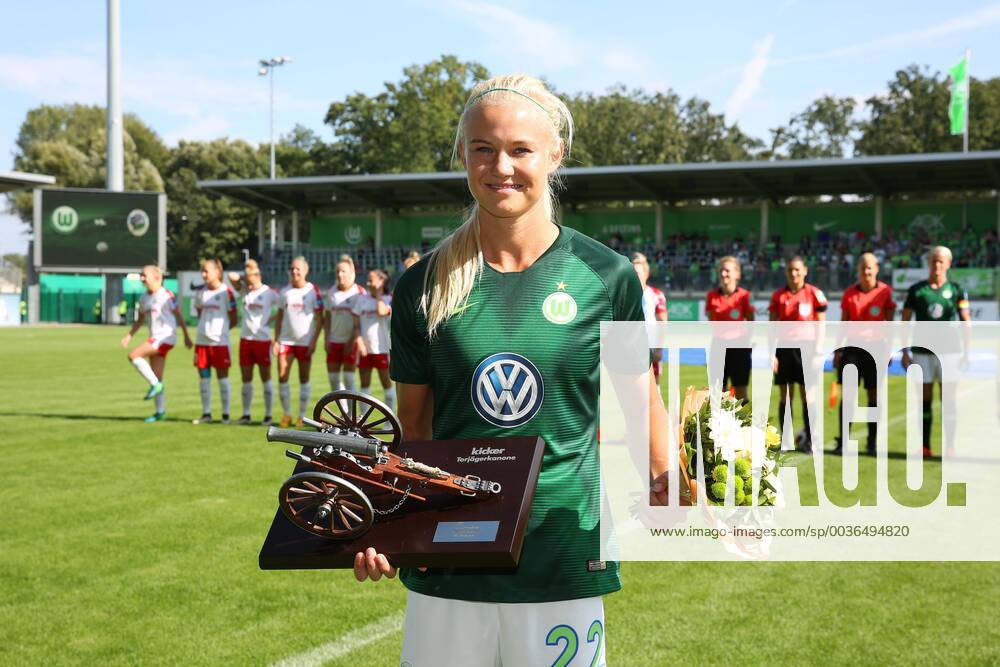 Wolfsburg vs Frankfurt 1 BL Women Wolfsburg Germany 16 09 2018 FOOTBALL VfL Wolfsburg vs 1 FFC Frankfurt 1 Allianz Bundesliga Season 2018 19 Picture shows Kicker Goalkeeper of the Year Pernille Harder VfL Wolfsburg Wolfsburg