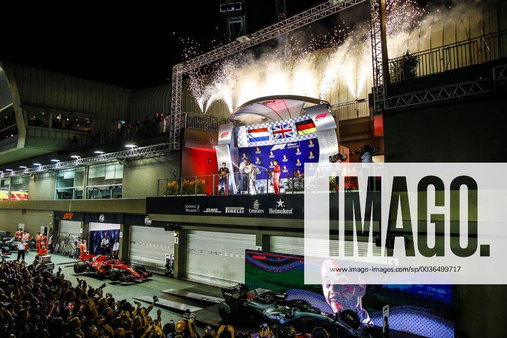 Motorsports: FIA Formula One World Championship WM Weltmeisterschaft 2018, Grand Prix of Singapore, 44 Lewis Hamilton (GBR, Mercedes AMG Petronas Motorsport), 5 Sebastian Vettel (GER, Scuderia Ferrari), 33 Max Verstappen (NLD, Aston Martin Red Bull Racing), Singapore Singapore