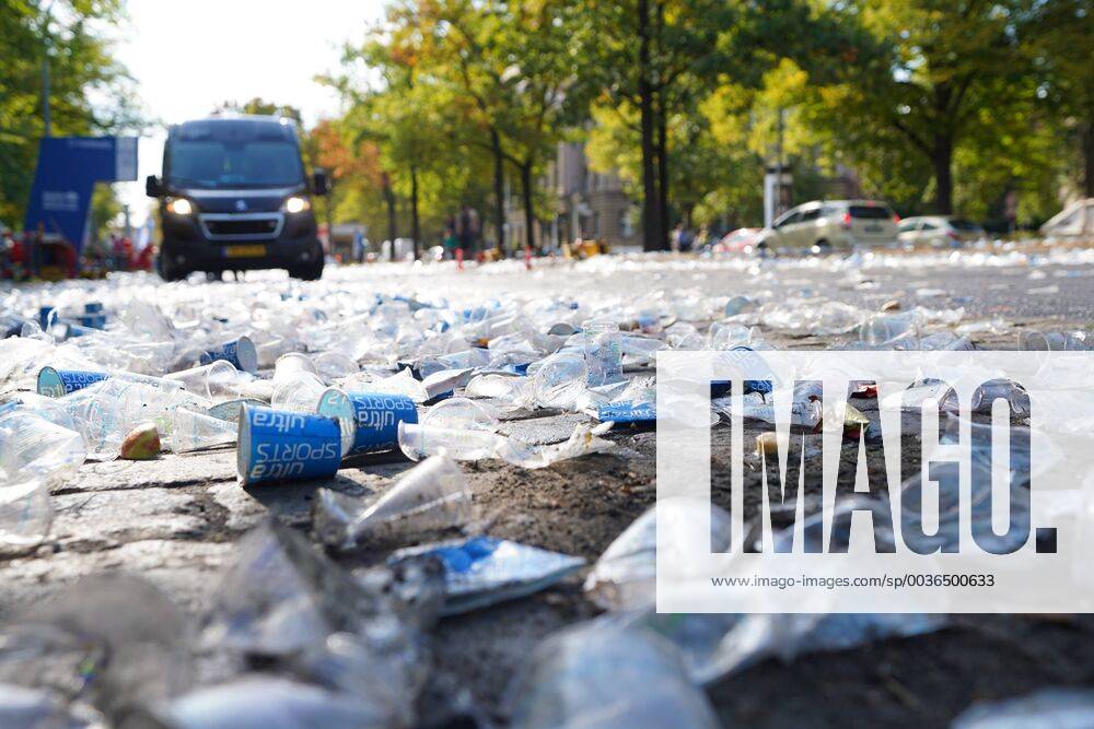 Berlin Germany GER 45 BMW BERLIN MARATHON Hohenzollerndamm district Wilmersdorf plastic waste