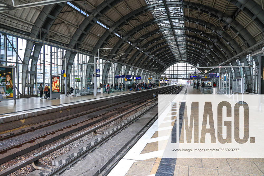 Impressions of Berlin Alexanderplatz station during the strike of the German train drivers union GDL During the train drivers strike, Deutsche Bahn trains are running according to an emergency timetable Empty platform hall Berlin, DEU, Germany