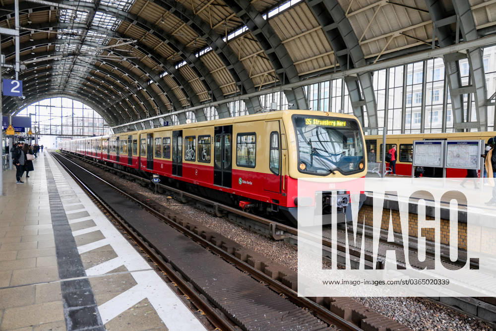 Impressions of Berlin Alexanderplatz station during the strike of the German Train Drivers Union GDL During the strike of the train drivers, the S-Bahn trains run according to an emergency timetable The S5 runs every 20 minutes between Charlottenburg and Strausberg Nord Berlin, DEU, Germany