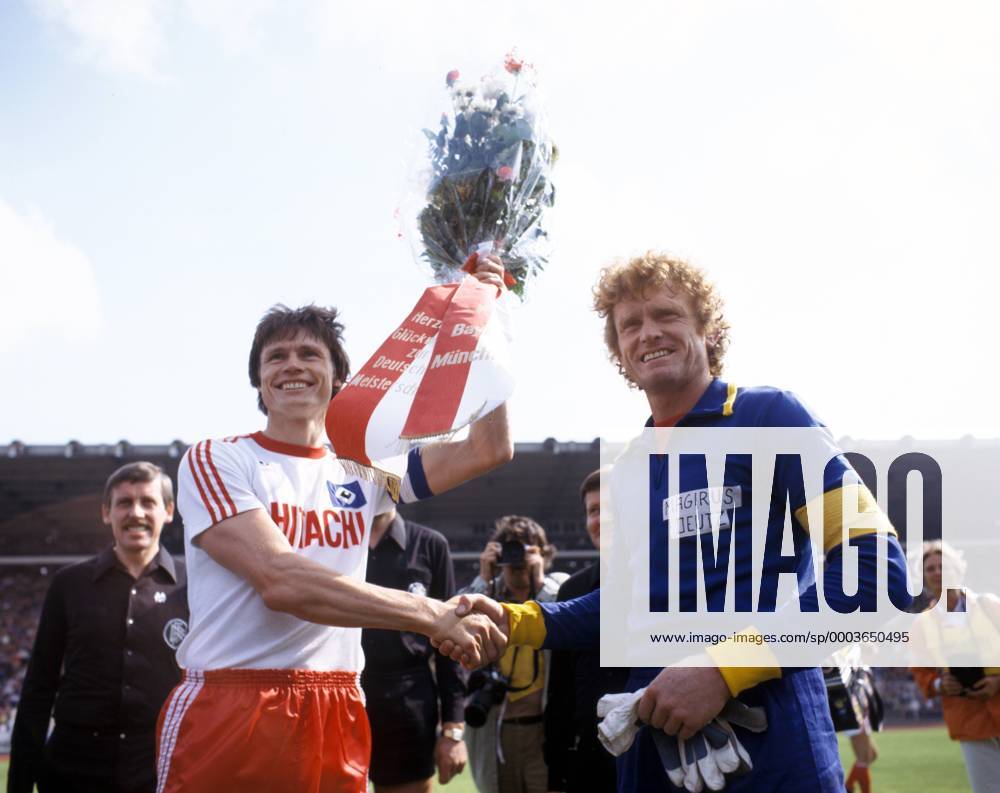 Torwart Sepp Maier (Bayern, re.) gratuliert Peter Nogly (HSV, li.) zur Deutschen Meisterschaft Fußball 1. BL Herren DEUTSCHSPRACHIGE SPORTZEITSCHRIFTEN UND -ZEITUNGEN NUR NACH RÜCKSPRACHE 1978 1979 Gruppe Hamburg Freude, Fußball 1. BL Herren DEUTSCHSPRACHIGE SPORTZEITSCHRIFTEN UND -ZEITUNGEN NUR NACH RÜCKSPRACHE 1978 1979 Gruppe Hamburg Freude,