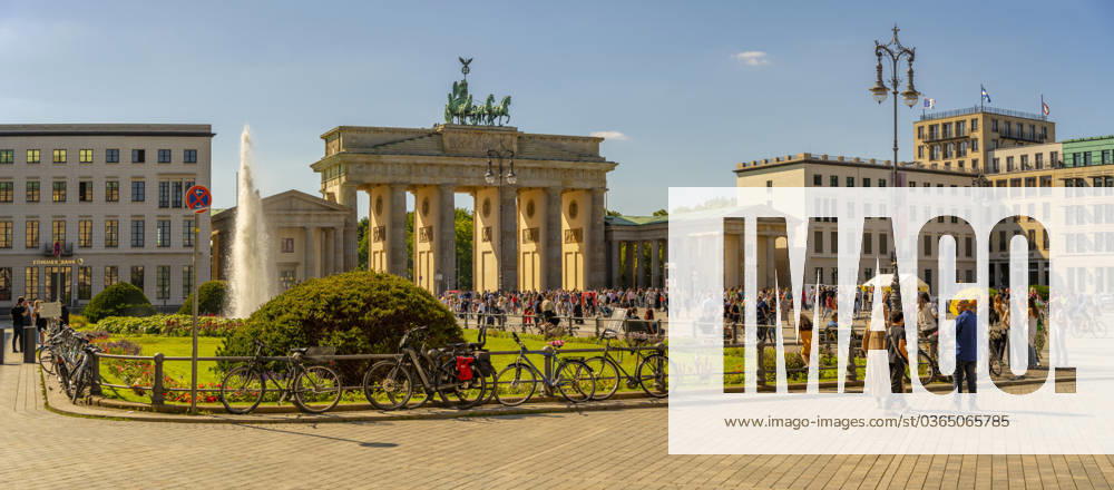 View of Brandenburg Gate and visitors in Pariser Platz on sunny day, Mitte, Berlin, Germany, Europe