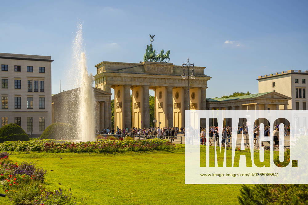 View of Brandenburg Gate and visitors in Pariser Platz on sunny day, Mitte, Berlin, Germany, Europe