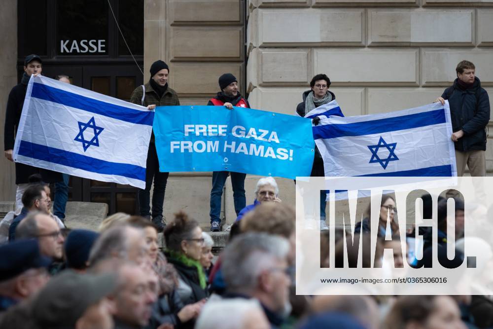 Demonstration against hatred of Jews in Frankfurt am Main FREE GAZA FROM HAMAS is written on a banner Under the motto Never again is now, around 1,500 people demonstrated against hatred of Jews at the Opernplatz in Frankfurt am Main on 17 11 2023 Frankfurt am Main Opernplatz Hesse Germany 2023-11-17_ffm_demo_niewieder-ist-jetzt_gegen-judenhass_14
