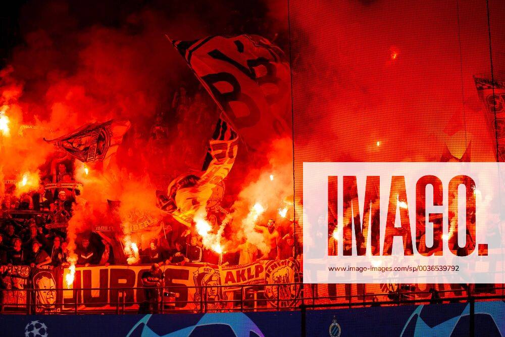 Bruegge Belgium 18 09 2018 UEFA Champions League 2018 19 Season Preliminary Round Group Stage Group A 1 Day Club Bruegge BV Borussia Dortmund bvb fans with Bengali Fire DeFodi001