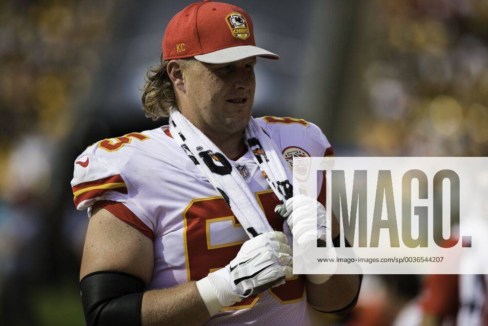 PITTSBURGH, PA - SEPTEMBER 16: Kansas City Chiefs offensive tackle Jordan Devey (65) looks on during the NFL American Football Herren USA football game between the Kansas City Chiefs and Pittsburgh Steelers on September 16, 2018 at Heinz Field in Pittsburgh PA. (Photo by Mark Alberti Icon Sportswire) NFL: SEP 16 Chiefs at Steelers Icon18091667720