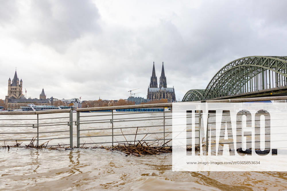 Rhine floods in Cologne at a level of 693 cm from the Deutz bank of the Rhine to the city center of Cologne First steps of the Deutz Rhine Boulevard are already flooded Warning signs in German and English have been put up and the first sections have been cordoned off A rising water level of over 7 meters is currently expected 19 11 2023 Cologne Deutz NRW