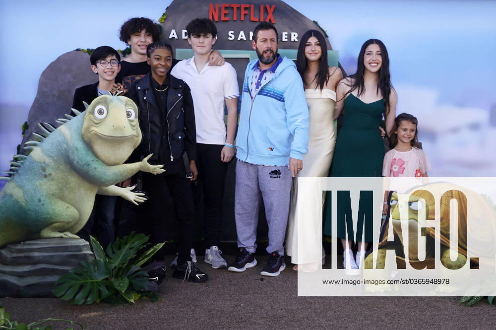 Bilder des Jahres 2023, Entertainment 11 November Entertainment Themen der Woche KW46 Leo Netflix Premiere - LA Coulter Ibanez, Corey Skelton, Adam Sandler, Sunny Sandler, Sadie Sandler , At the LA premiere of Netflix Leo at Regency Bruin Theatre in Westwood, CA, USA on November 19 2023. Photo by Fati S ABACAPRESS.COM Los Angeles CA United States