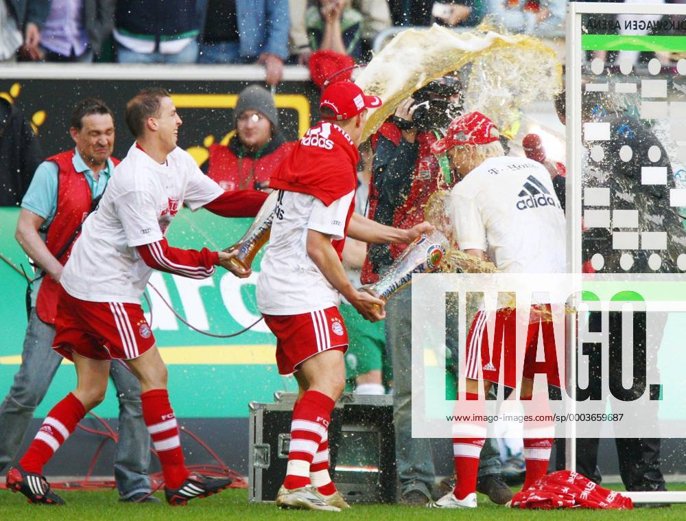 Bayern München ist Deutscher Meister 2008 - Bastian Schweinsteiger (re.) bekommt von Lukas Podolski (Mitte) und Jan Schlaudraff eine Bierdusche Fußball 1. BL Herren Saison 2007 2008, FC Bayern München, Meisterfeier, Siegesfeier, Gruppe Wolfsburg Freude, Begeisterung, Fußball 1. BL Herren Saison 2007 2008, FC Bayern München, Meisterfeier, Siegesfeier, Gruppe Wolfsburg Freude, Begeisterung,