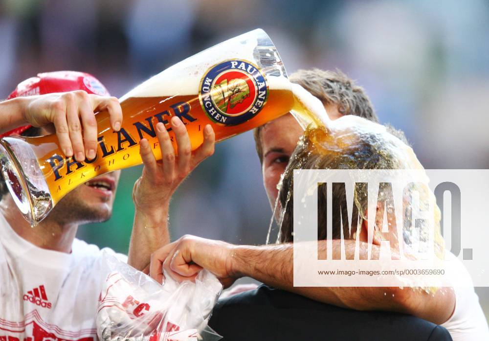 Bayern München ist Deutscher Meister 2008 - Trainer Ottmar Hitzfeld bekommt eine Paulaner Bierdusche Fußball 1. BL Herren Saison 2007 2008, FC Bayern München, Meisterfeier, Siegesfeier, Gruppe Wolfsburg Freude, Fußball 1. BL Herren Saison 2007 2008, FC Bayern München, Meisterfeier, Siegesfeier, Gruppe Wolfsburg Freude,
