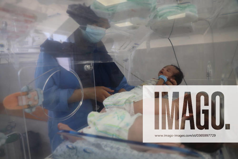 Bilder des Jahres 2023, News 11 November Gaza : 31 bà bàs prà maturàs en danger de mort imminente à vacuàs de l?hà pital Al-Shifa On 19 November 2023, babies rescued from Al-Shifa hospital in northern Gaza are relocated to the Al-Helal Al-Emarati Hospital in Rafah, in the south of the Strip. Thirty-one babies clinging to life were rescued from Al-Shifa hospital in northern Gaza and relocated to the south of the Strip. UNICEF, working with WHO, UNRWA, OCHA, UNMAS, as part of an interagency UN effort, alongside the Palestinian Red Crescent Society, medical authorities and staff at the hospital conducted the operation during extremely dangerous conditions. The newborns? condition was rapidly deteriorating, and follows the tragic death of several other babies, and total collaps