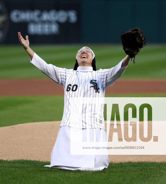 Chicago, IL, USA - Sister Mary Joe drops to her knees after her ceremonial first pitch, before the start of the game between the Chicago Cubs and the Chicago White Sox at Guaranteed Rate Field in Chicago on Saturday, Sept. 22, 2018. Chicago Cubs at Chicago White Sox - ZUMAm67_ 20180922_zaf_m67_054