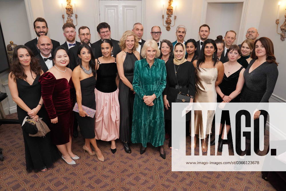 Bilder des Jahres 2023, Entertainment 11 November Entertainment Themen der Woche KW47 Foreign Press Association Awards Queen Camilla with award nominees at the annual awards ceremony of the Foreign Press Association, which is celebrating its 135th anniversary, at Sheraton Grand Park Lane, London. Picture date: Monday November 20, 2023., Credit:Jonathan Brady Avalon UK, LONDON