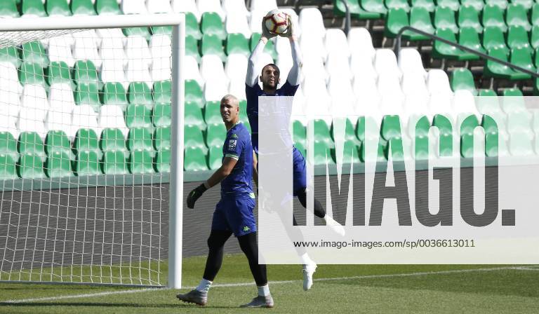 Entrenamiento del Betis. En la imagen, Pau López y Joel Robles. Betis training session. In this picture, Pau López and Joel Robles.