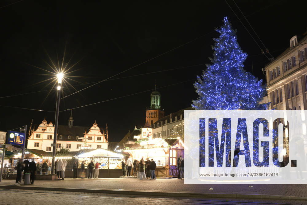 Darmstadt Impressions 20 11 2023 Opening Christmas market with a view of the market square with the Old Town Hall and the Christmas tree Darmstadt Hesse Germany