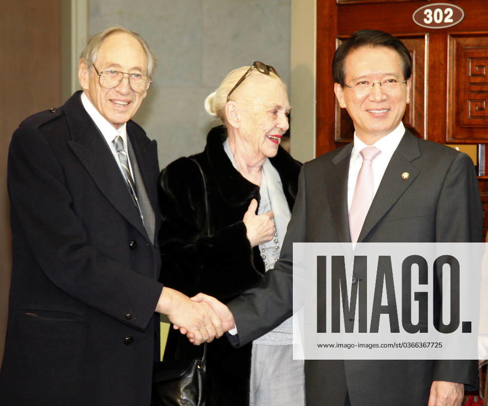 Speaker meets with Alvin Toffler Speaker meets with Alvin Toffler Nov. 28, SEOUL, South Korea -- National Assembly Speaker Kim Hyong-o (R) shakes hands with Alvin Toffler, an American writer and futurist, at his office in Seoul on Nov. 28. (Yonhap) 2008-11-28 14:31:23 < 1980-2008 YONHAPNEWS AGENCY. .>