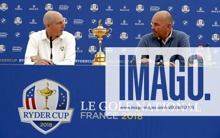 European team captain for the Ryder Cup, Danish Thomas Bjorn (R), shakes hands with his US counterpart, Jim Furyk (L), during a press conference PK Pressekonferenz held in Versailles, France, 24 September 2018. Ryder Cup 2018 !ACHTUNG: NUR REDAKTIONELLE NUTZUNG!