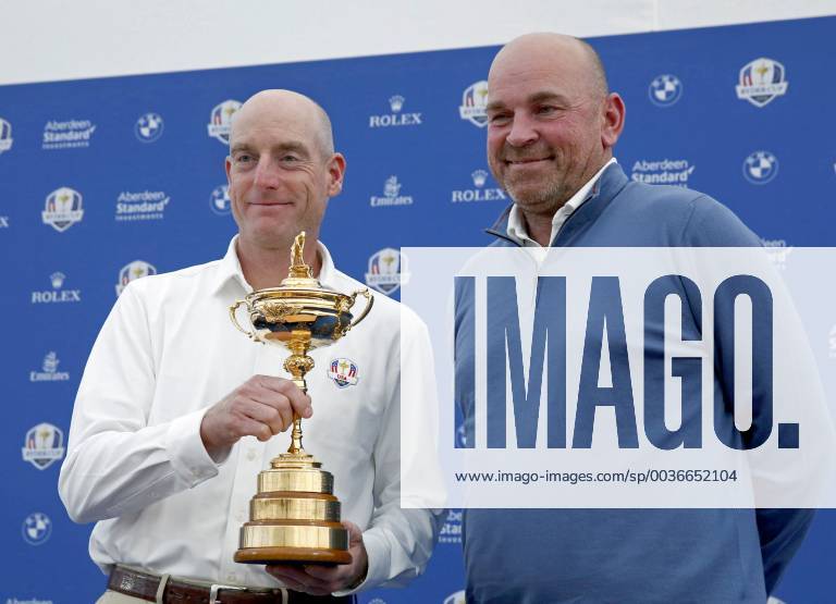 European team captain for the Ryder Cup, Danish Thomas Bjorn (R), shakes hands with his US counterpart, Jim Furyk (L), during a press conference PK Pressekonferenz held in Versailles, France, 24 September 2018. Ryder Cup 2018 !ACHTUNG: NUR REDAKTIONELLE NUTZUNG!