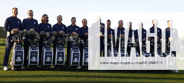 European Ryder Cup team players pose with their captain Thomas Bjorn (C) of Denmark during the Ryder Cup 2018 at The Golf National in Guyancourt, near Paris, France, 25 September 2018. The Ryder Cup 2018 runs from 25 to 30 September. RYDER CUP !ACHTUNG: NUR REDAKTIONELLE NUTZUNG!
