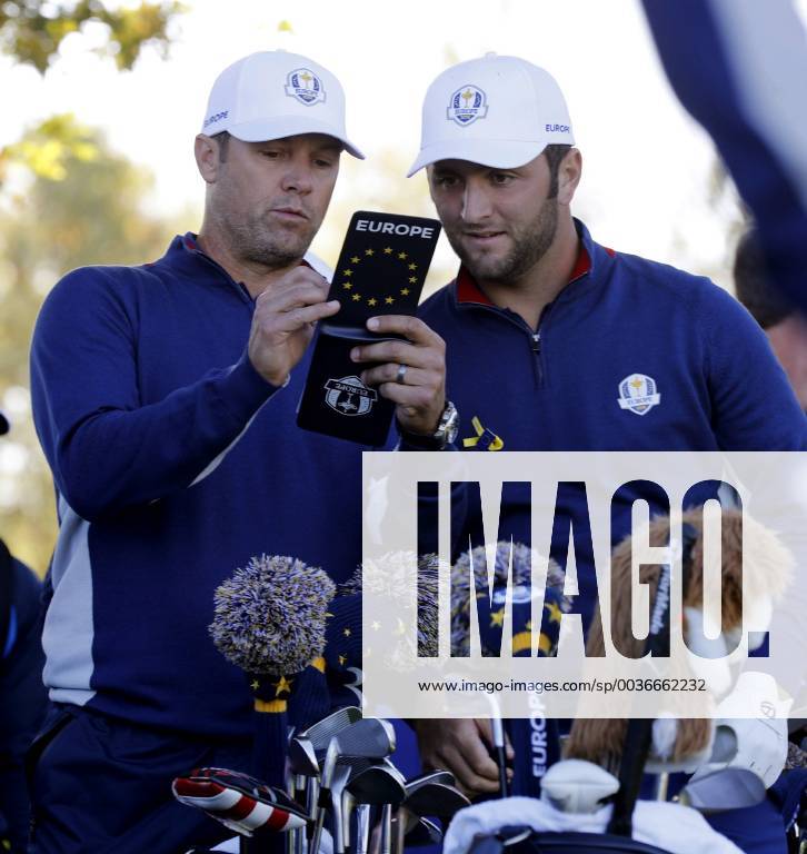 Spanish Jon Rahm (R) during a practice session for the Ryder Cup 2018 at The Golf National in Saint Quentin-En-Yvelines, near Paris, France, 25 September 2018. The Ryder Cup 2018 runs from 25 to 30 September. RYDER CUP !ACHTUNG: NUR REDAKTIONELLE NUTZUNG!
