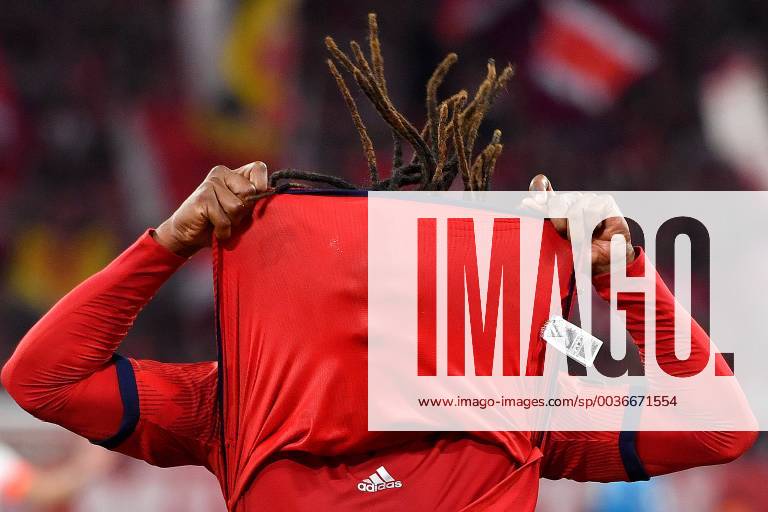 Renato SANCHES Bayern Munich disappointment frustration disappointed frustrated dejected screams for missed scoring action pulls his jersey over his face Soccer 1 Bundesliga 5 Matchday Matchday05 FC Bayern Munich M FC Augsburg A 1 1 at 25 09 2018 in Munich ALLIANZARENA DFL REGULATIONS PROHIBIT ANY USE OF PHOTOGRAPHS AS IMAGE SEQUENCES AND OR QUASI VIDEO