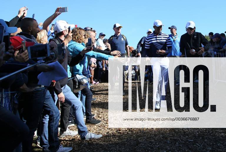 Tiger Woods hits interacts with fans during a Ryder Cup 2018 practice session at Le Golf National in Guyancourt near Paris on September 26, 2018. The three-day tournament features Team USA versus Team Europe and starts Friday, September 28th. PAR20180926056 DAVIDxSILPA