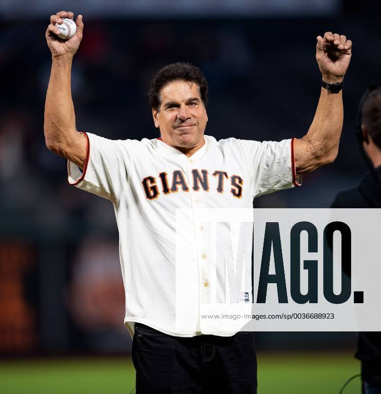 Lou Ferigno gets ready to throw the first pitch, before a MLB Baseball Herren USA game between the San Diego Padres and the San Francisco Giants at AT&T Park in San Francisco, California. CSM MLB 2018: Padres vs Giants SEP 26 - ZUMAc04_ 20180926_zaf_c04_057