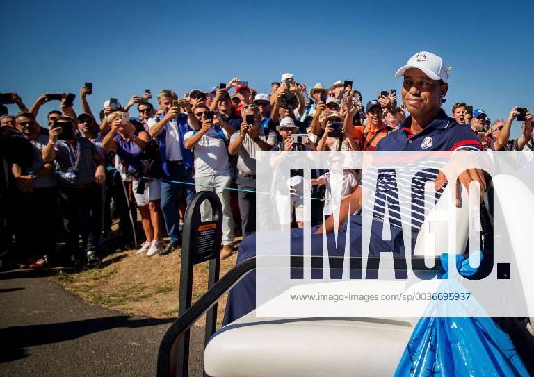 2018 Ryder Cup Practice Day, Albatros Course, Le Golf National, Saint-Quentin-en-Yvelines, Paris 27 9 2018 Fans watch on as Tiger Woods passes by in a buggy Fans watch on as Tiger Woods passes by in a buggy 27 9 2018