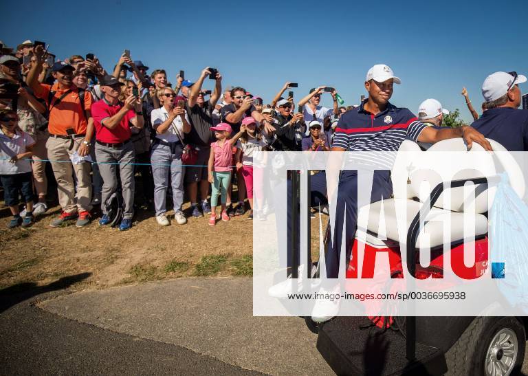 2018 Ryder Cup Practice Day, Albatros Course, Le Golf National, Saint-Quentin-en-Yvelines, Paris 27 9 2018 Fans watch on as Tiger Woods passes by in a buggy Fans watch on as Tiger Woods passes by in a buggy 27 9 2018