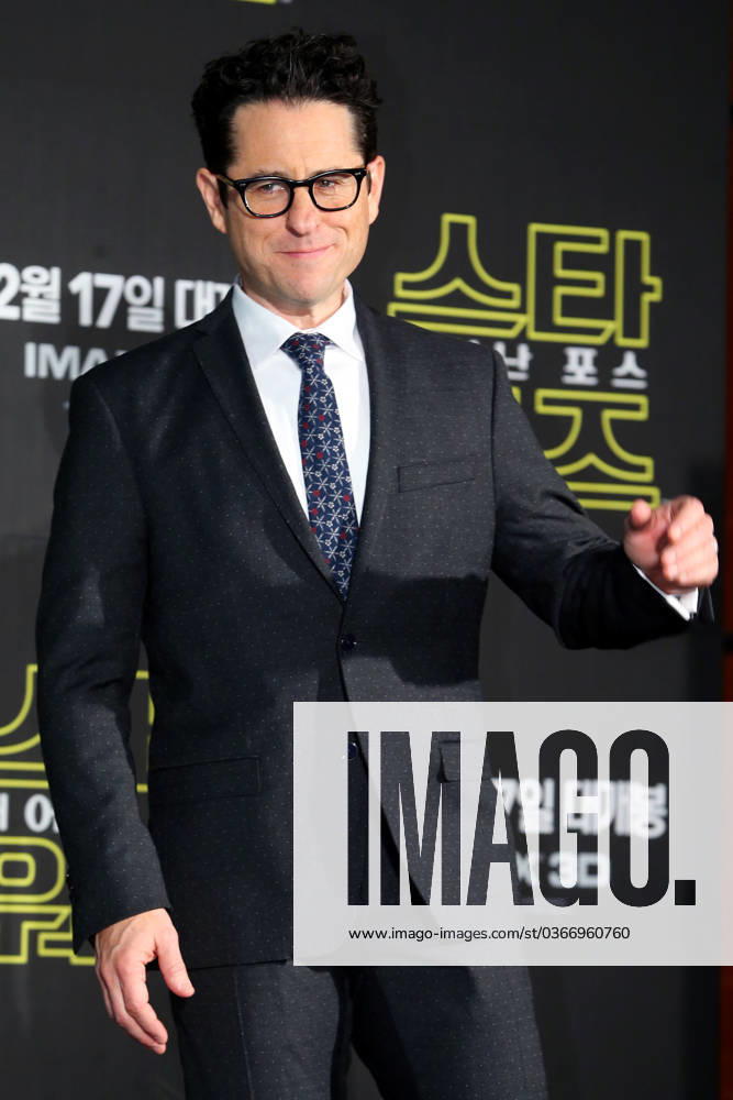 American filmmaker in Seoul American filmmaker in Seoul American filmmaker J. J. Abrams, who directed the 2015 film Star Wars: The Force Awakens, poses for a photo during a press conference in Seoul on Dec. 9, 2015, to promote the film. (Yonhap) 2015-12-09 11:43:17 < 1980-2015 YONHAPNEWS AGENCY. .> ¼¿ï