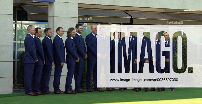 European players pose during the opening ceremony of the Ryder Cup 2018 at The Golf National in Guyancourt, near Paris, France, 27 September 2018. The Ryder Cup 2018 runs from 25 to 30 September. Ryder Cup 2018 !ACHTUNG: NUR REDAKTIONELLE NUTZUNG!