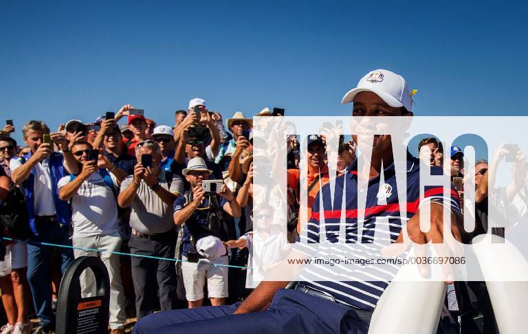 2018 Ryder Cup Practice Day, Albatros Course, Le Golf National, Saint-Quentin-en-Yvelines, Paris 27 9 2018 Fans watch on as Tiger Woods passes by in a buggy Fans watch on as Tiger Woods passes by in a buggy 27 9 2018
