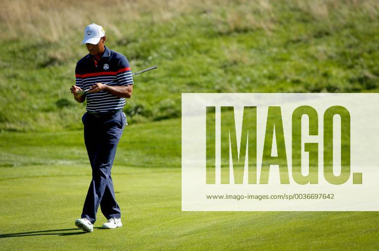 2018 Ryder Cup Practice Day, Albatros Course, Le Golf National, Saint-Quentin-en-Yvelines, Paris 27 9 2018 USA s Tiger Woods cleans his club Tiger Woods cleans his club 27 9 2018