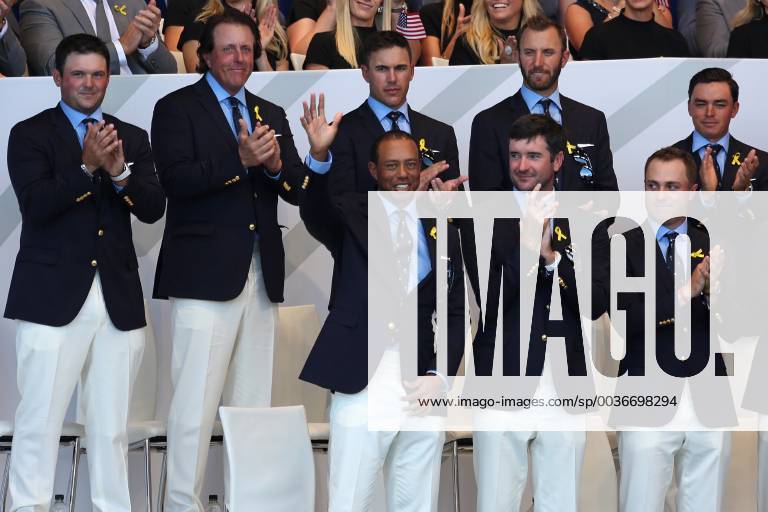 Golf, Ryder Cup, Eröffnungsfeier Tiger Woods acknowledges the crowd during the Ryder Cup 2018 Opening Ceremony at Le Golf National in Guyancourt near Paris on September 26, 2018. The Ryder Cup takes place every two years and features Team USA versus Team Europe, with venues alternating between the U.S and Europe each competition. PAR20180927018 DAVIDxSILPA