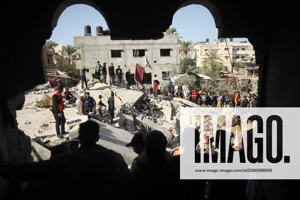 Palestinians search for victims after an Israeli strike on residential houses in Rafah in the southern Gaza Strip on Thursday November 23, 2023. The Israeli-Hamas ceasefire deal does not start until Friday. GAZ20231123311 IsmaelxMohamad