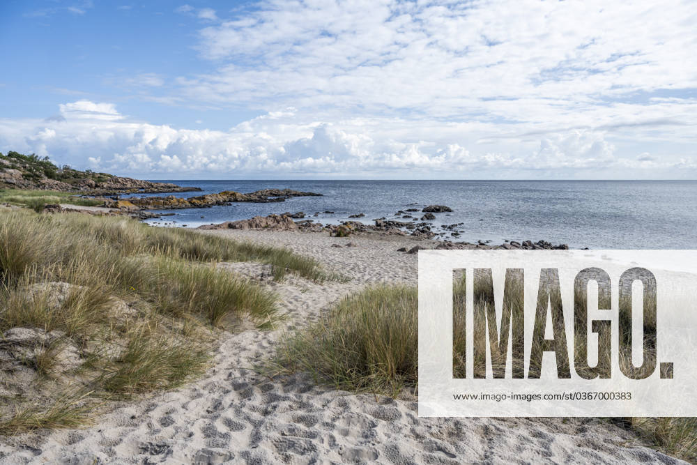 Denmark, Bornholm, Sandvig beach with Baltic Sea in background, KEBF02748