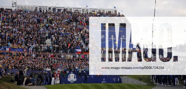 Spanish golfer Jon Rahm plays his first shot by the 1st hole during the Ryder Cup 2018 at The Golf National in Guyancourt, near Paris, France, 28 September 2018. The Ryder Cup 2018 runs from 25 to 30 September. Ryder Cup 2018 !ACHTUNG: NUR REDAKTIONELLE NUTZUNG!