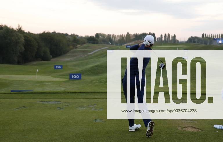 Spanish golfer Jon Rahm warms up before his first shot by the 1st hole during the Ryder Cup 2018 at The Golf National in Guyancourt, near Paris, France, 28 September 2018. The Ryder Cup 2018 runs from 25 to 30 September. Ryder Cup 2018 !ACHTUNG: NUR REDAKTIONELLE NUTZUNG!
