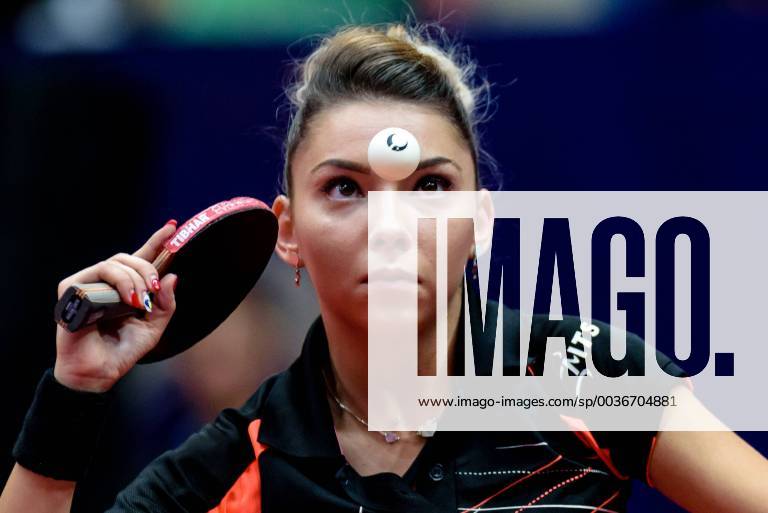 KW39 Bernadette Szocs of Romania returns a shot to Wu Yue of United States in their Women s Singles Group 4 Match 1 during the Uncle Pop 2018 ITTF Women s World Cup in Chengdu city, southwest China s Sichuan province, 28 September 2018. Bernadette Szocs defeated Wu Yue 4-2 (11-6, 11-4, 11-9, 9-11, 9-11, 11-9). Bernadette Szocs beats Wu Yue at 2018 ITTF Women s World Cup 20180928_71989