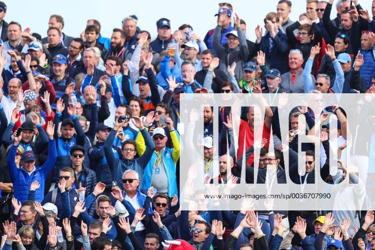 2018 Ryder Cup Day 1, Albatros Course, Le Golf National, Saint-Quentin-en-Yvelines, Paris 28 9 2018 Fans take part in a Mexican wave on 11th hole Fans take part in a Mexican wave on 11th hole 28 9 2018